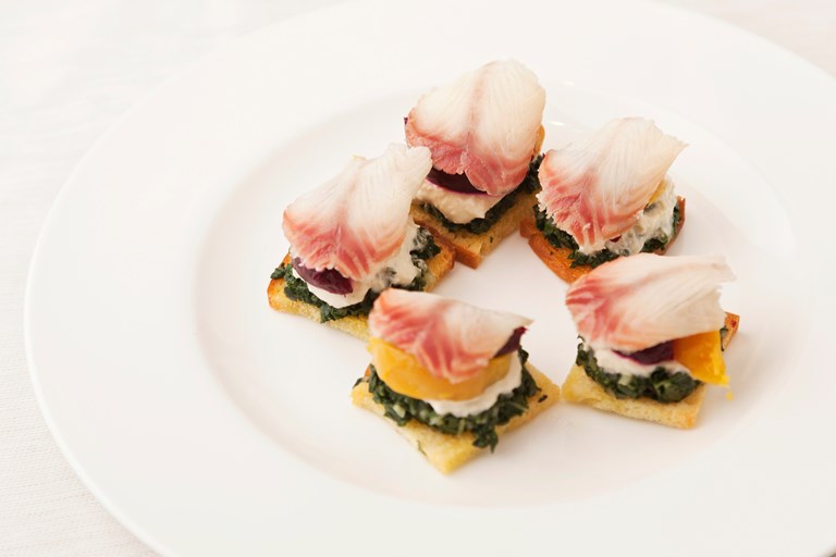 luon-xong-khoi-canape-smoked-eel-with-beetroot