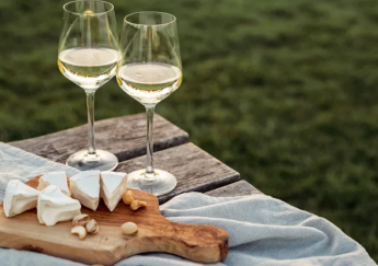 Lý Do Bạn Nên Kết Hợp Một Loại Rượu Sắc Nét Hơn Với Phô Mai Brie