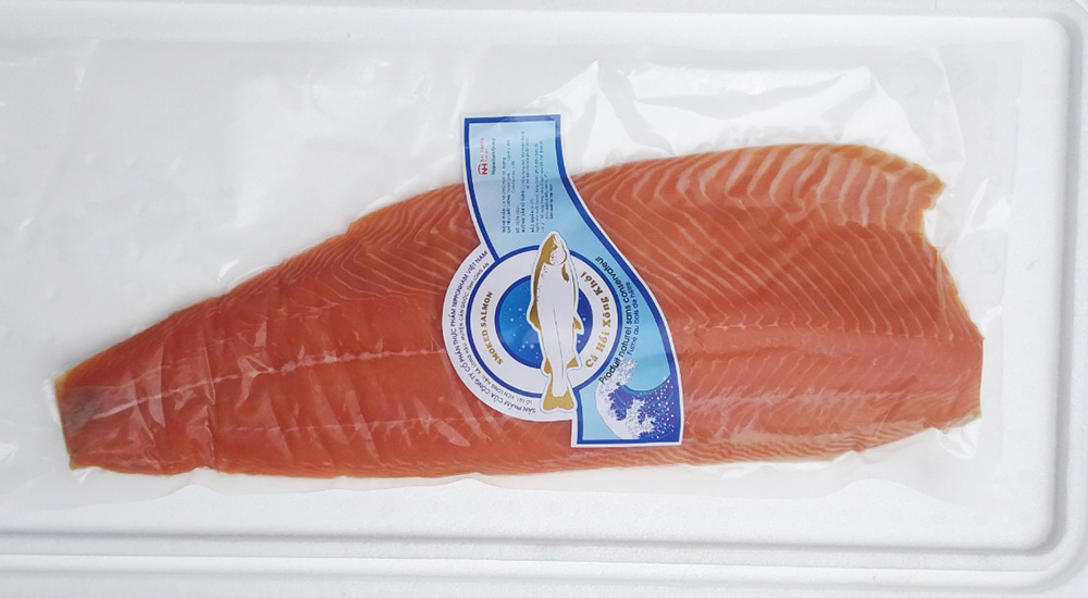 ca-hoi-xong-khoi-nguyen-khoi-whole-smoked-salmon