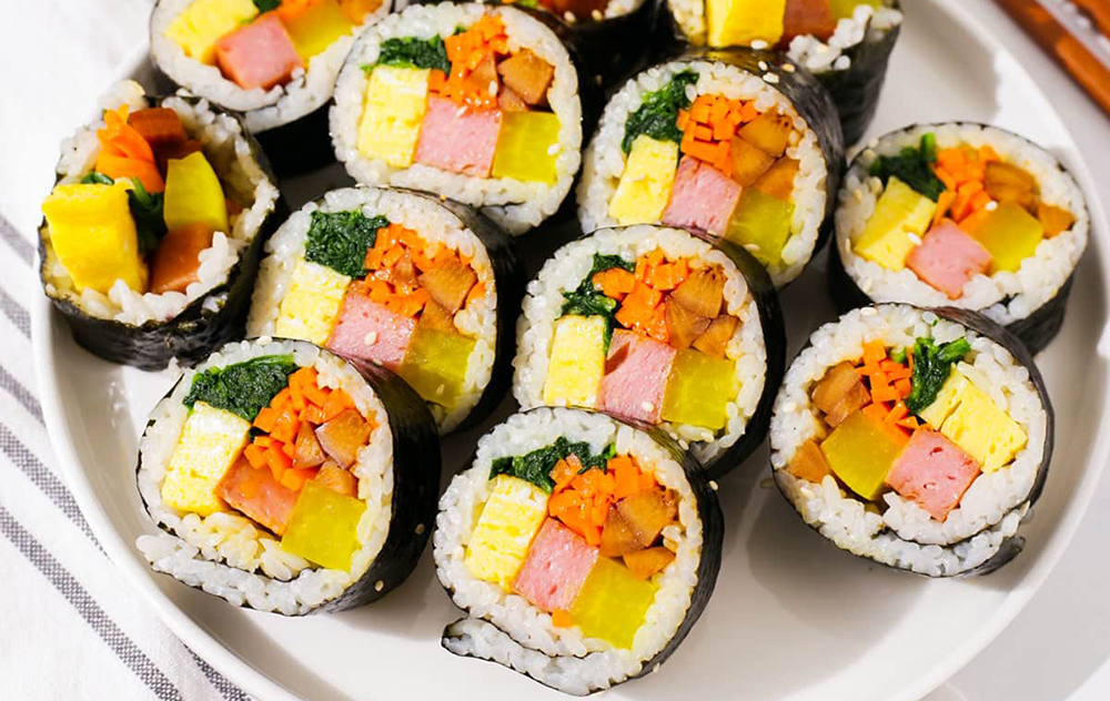 Kimbap Là Gì? Thịt Xông Khói Nguyên Liệu Không Thể Thiếu Cho Kimbap ...