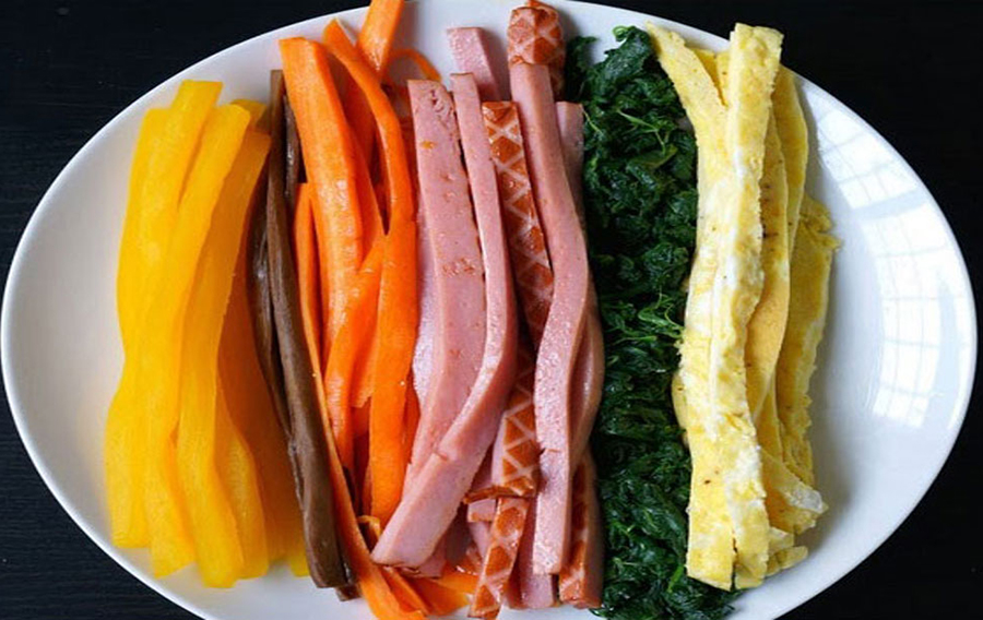 Kimbap Là Gì? Thịt Xông Khói Nguyên Liệu Không Thể Thiếu Cho Kimbap ...
