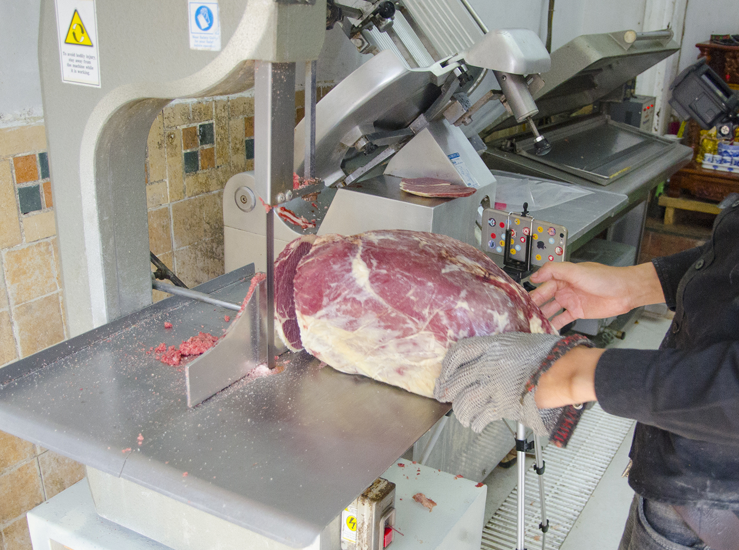 Đang cắt Thịt đùi gọ bò Úc bằng máy cắt
