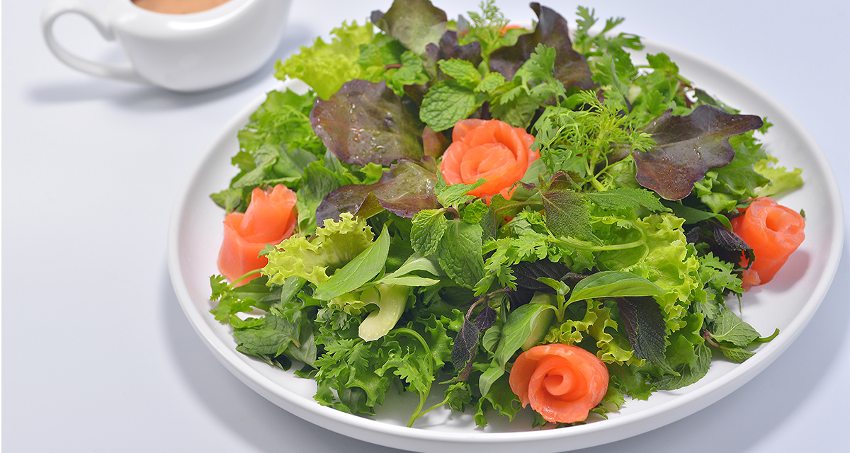 Salad rau thơm và cá hồi